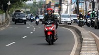 Aturan ini hanya menyasar mobil. Sementara kendaraan lain seperti motor, kendaraan umum, ambulans, dan kendaraan darurat lainnya diperbolehkan melintas. Grandyos Zafna/detikcom.