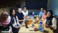 Selain sebagai pesinetron, Andi Arsyil juga pengusaha bidang travel lho. Yang ini saat kumpul sambil makan bersama karyawan bisnisnya. Foto: Instagram @andiarsyil