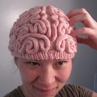 Jangan terkecoh, wanita di foto ini bukan memperlihatkan otaknya melainkan memakai topi yang bentuknya mirip otak. Foto: Dok. Instagram