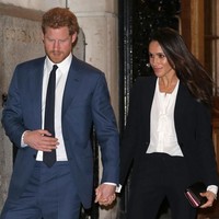 Dengan gaya maskulinnya, Meghan terlihat semakin serasi dengan Pangeran Harry yang tampak gagah dengan setelan biru. (Foto: Getty Images)