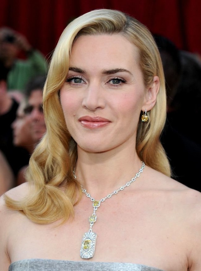 Kate Winslate pakai kalung Tiffany & Co seharga US$ 2,5 juta atau Rp 33 miliar. Kalung mewahnya itu dipamerkan saat tampil di Oscars 2010. Foto: Istimewa