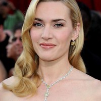 Kate Winslate pakai kalung Tiffany & Co seharga US$ 2,5 juta atau Rp 33 miliar. Kalung mewahnya itu dipamerkan saat tampil di Oscars 2010. Foto: Istimewa
