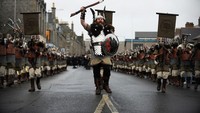 Perayaan ini bernama Up Helly Aa Festival alias Festival Api. Ini dirayakan untuk mengenang para Viking 1.000 tahun lalu di Kepulauan Shetland, Skotlandia. (AFP)
