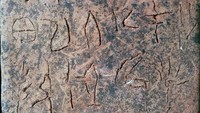 Orang Mino menuliskan kata-kata pertama mereka dalam bentuk Hieroglyphics Kreta dan Linear A. Inilah bentuk Linear A yang jauh lebih terstruktur dan digunakan sampai pada tahun 1450 sebelum masehi (BBC Travel)