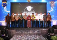 Deputi Bidang Pelayanan Publik Kementerian PAN-RB Diah Natalisa, Gubernur Kalsel Sahbirin Noor, Kapolda Kalsel Brigjen Pol Rachmat Mulyana, Forkopinda, dan tokoh masyarakat Kalsel (Foto: Riza Fahlupi/ Alpha)