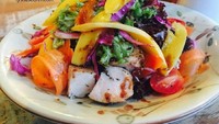 Salad dengan beragam paduan buah dan sayuran juga ada. Cukup mengenyangkan dinikmati sendiri.Foto: Instagram Garage 51