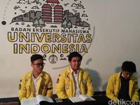 Ketua BEM UI 2018 Zaadit Taqwa menggelar jumpa pers soal 'kartu kuning' ke Jokowi
