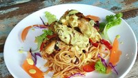 Spaghetti oglio olionya dibumbui serundeng dan dilengkapi dengan ayam percik manis khas Malaysia.Foto: Instagram Garage 51