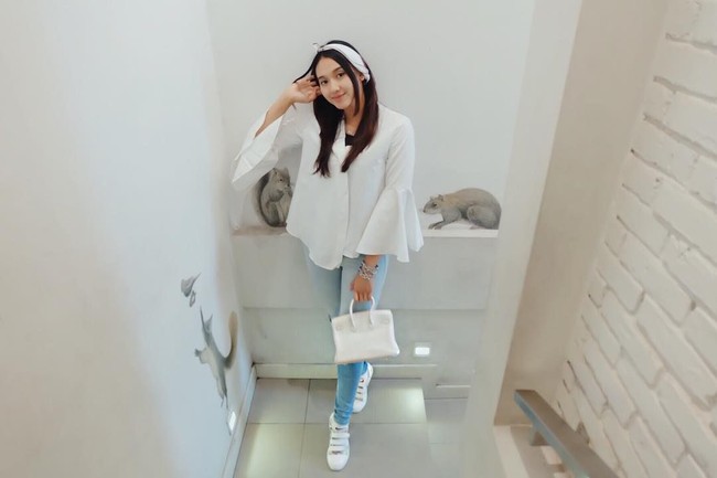Tampil kasual dengan blouse putih yang dipadukan dengan jeans dan sneakers senada, Pungky terlihat memesona. Foto: Instagram