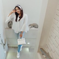Tampil kasual dengan blouse putih yang dipadukan dengan jeans dan sneakers senada, Pungky terlihat memesona. Foto: Instagram