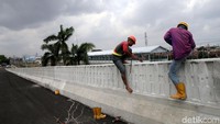 Flyover ini diperkirakan akan selesai rampung akhir bulan Februari 2018.