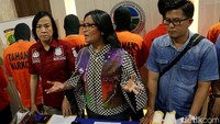 Tersangka tindak pidana narkoba ditunjukan saat rilis di Polres Jakarta Selatan, Jumat (2/2/2018). Beserta barang buktinya.