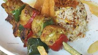 Yang ini nasi goreng dengan serundeng dan disajikan sate ayam bumbu percik plus kuah santan bumbu kuning.Foto: Instagram Garage 51