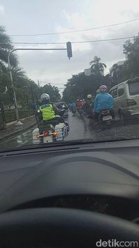 Kawal Orang Sakit ke RS, Polwan ini Tuai Pujian dari Netizen