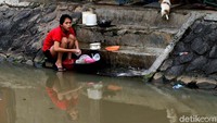 Warga juga mencuci peralatan masak bahkan peralatan makan di sungai ini.