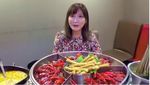 Bikin Lapar! 10 Aksi Yuka Kinoshita Makan Makanan Super Banyak