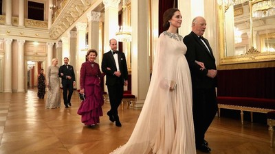 Foto: Cinderella Moment! Kate Middleton Memesona di Istana Raja Norwegia