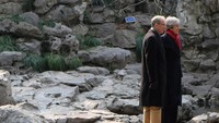 PM Theresa menikmati Taman Yu Yuan bersama sang suami, Philip, Jumat (2/2/2018) (Foto: Dok. REUTERS/William James)