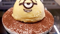Belum lengkap ke Minions Cafe kalau belum coba Banana Smoothie. Smoothies pisang yang kental diberi satu skop es krim mangga dan bubuk cokelat. Slurrpp! Foto: dok. detikFood