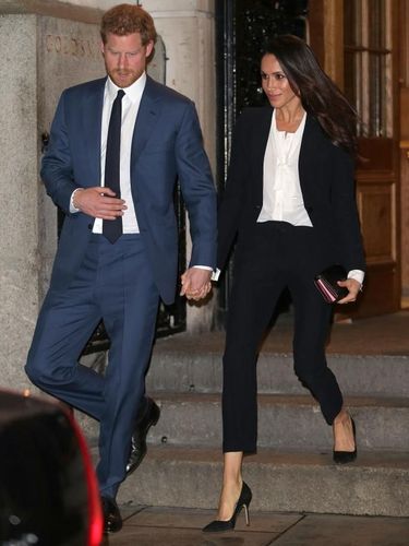Meghan Markle memakai busana bergaya tuksedo Februari lalu. 