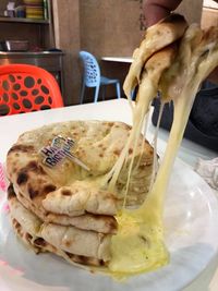 Bikin Ngiler! Tumpukan 'Cake' Roti Naan Ini Berisi Keju Leleh