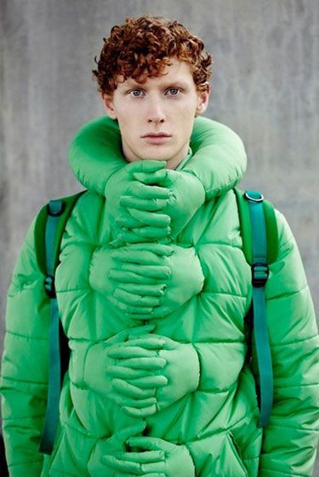 Buat kamu yang merasa kesepian mungkin butuh jaket ini. Produk fashion aneh berikut hadir dengan aksen empat pasang tangan yang seakan-akan memeluk pemakainya dari belakang. Foto: Istimewa