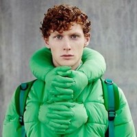 Buat kamu yang merasa kesepian mungkin butuh jaket ini. Produk fashion aneh berikut hadir dengan aksen empat pasang tangan yang seakan-akan memeluk pemakainya dari belakang. Foto: Istimewa