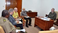 Fidelito saat rapat dengan Fidel Castro di Havana tahun 2010 (Foto: Reuters)