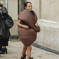 Lembut di bagian atas, tapi maskulin dan kuat di bagian bawah, itulah gambaran dari busana yang dipakai wanita ini. Foto: Instagram