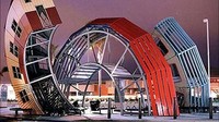 Halte bus di California ini dirancang oleh seniman Dennis Oppenheim, struktur 50 kaki di California ini tampak keren banget kan. Istimewa/Rediff