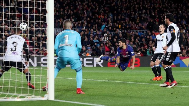 Luis Suarez mencetak gol kemenangan Barcelona atas Valencia.