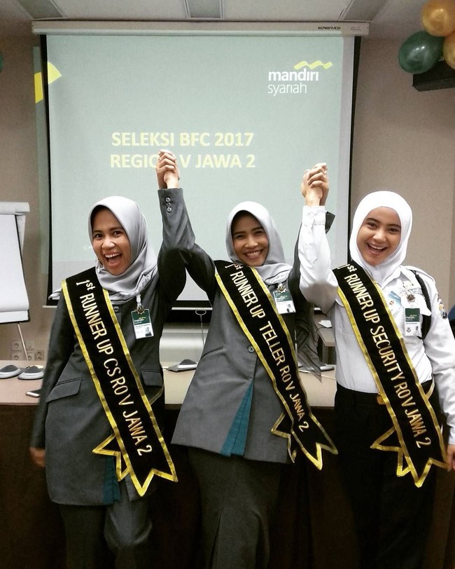 Hijabers ini juga pernah menjadi juara dua kompetisi frontliner di tempatnya bekerja. Sebagai tim security, ia mengaku selalu mengedepankan pelayanan dan keamanan. Foto: Instagram