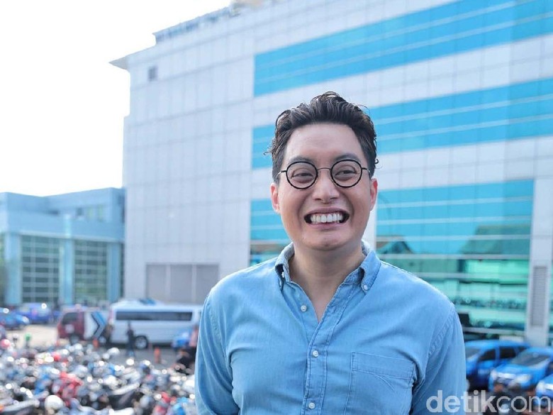 Edric Tjandra Minta Bantuan Biaya Nikah ke Luna & Ayu Dewi Edric Tjandra Minta Bantuan Biaya Nikah ke Luna & Ayu Dewi