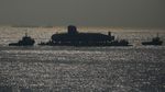 Saat Kapal Selam Baru India Digotong Pakai Tongkang