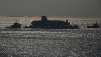 Kapal tongkang tersebut ditarik menggunakan kapal tunda.Foto: REUTERS/Shailesh Andrade