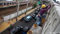 Flyover itu nantinya akan dilewati kendaraan yang ingin melintasi perlintasan kereta api.