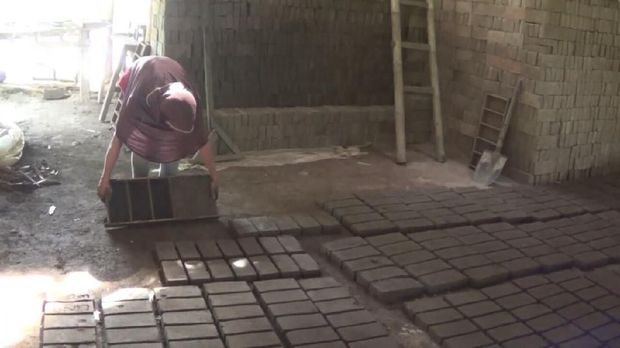 Kisah Siti, Buruh Batu Bata yang Sendirian Menghidupi 4 Anaknya