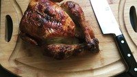 Ayam panggang yang hendak dipotong jadi salah satu makanan kesukaan Anggun. Foto: Instagram @anggun_cipta
