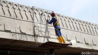 Pekerja melakukan proses tahap finishing pembangunan Flyover Cipinang Lontar, Jakarta Timur, Jumat (2/2/2018).