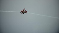 Kemudin ada juga manuver mirror. Formasi ini menampilkan satu pesawat yang terbang normal, sedangkan pesawat di sebelahnya terbang terbalik (loop). Foto: (Dok. Tim JAT)