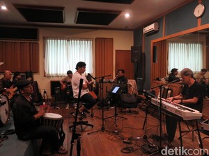 Selain Manggung, Tompi Juga Jadi Art Director di Konser Fariz RM