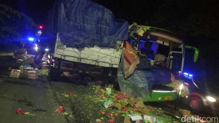Bus Rombongan SMAN di Gresik Hantam Truk di Situbondo, Dua Tewas