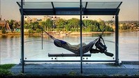 Nah halte bus yang ada di Vancouver Kanada ini malah punya fasilitas hammock, saat nunggu bus bisa lah ya bersantai sambil tidur-tiduran sebentar. Istimewa/Rediff