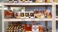 Sambil menunggu makanan, pengunjung bisa mengintip official merchandise Minion. Kalau ini aneka figure mungil Minion. Foto: dok. detikFood