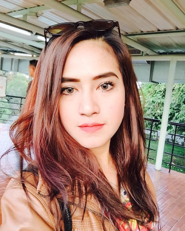 Tak hanya sebagai pemain futsal, wanita berparas manis ini juga sering terlihat di layar kaca sebagai presenter. Foto: Instagram