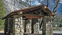 Kalau yang ini Halte bus di Yosemite Falls, California Halte bus yang mengesankan ini terbuat dari batu yang didesain oleh arsitek lansekap Lawrence Halprin. Istimewa/Rediff