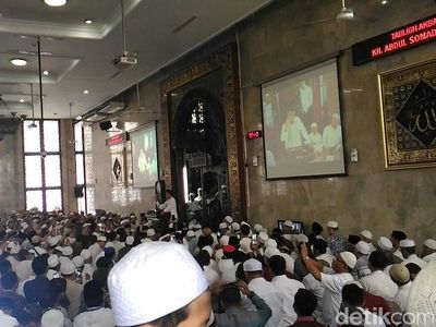 Suasana di Masjid Sunda Kelapa Saat Ustaz Somad Beri Ceramah
