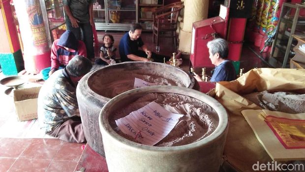 Jelang Imlek, Kelenteng di Rembang Gelar Ritual Ayak Abu.