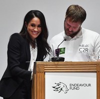 Jika ditotal, harga pakaiannya mencapai 1.280 poundsterling atau setara dengan Rp 35 juta. (Foto: Getty Images)