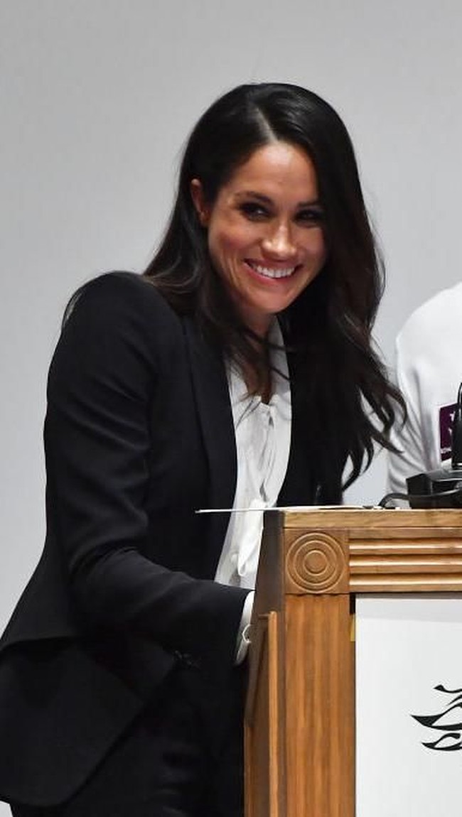 Jika ditotal, harga pakaiannya mencapai 1.280 poundsterling atau setara dengan Rp 35 juta. (Foto: Getty Images)